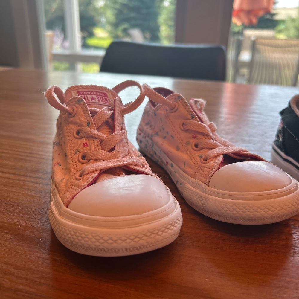 🌸 THREE PAIRS of toddler girls' size 10 Converse and Vans shoes! 🌸